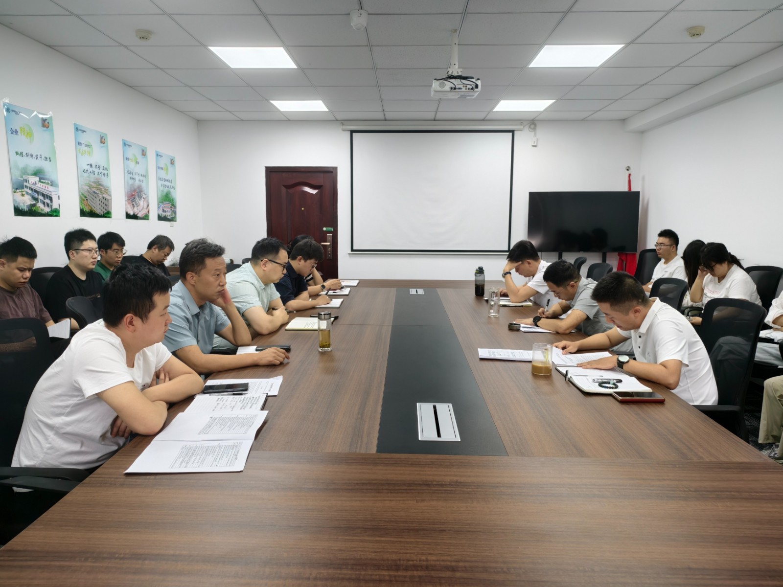 生物科技公司传达落实集团深入贯彻中央八项规定精神学习教育暨巡视整改工作推进会会议精神的图片.jpg